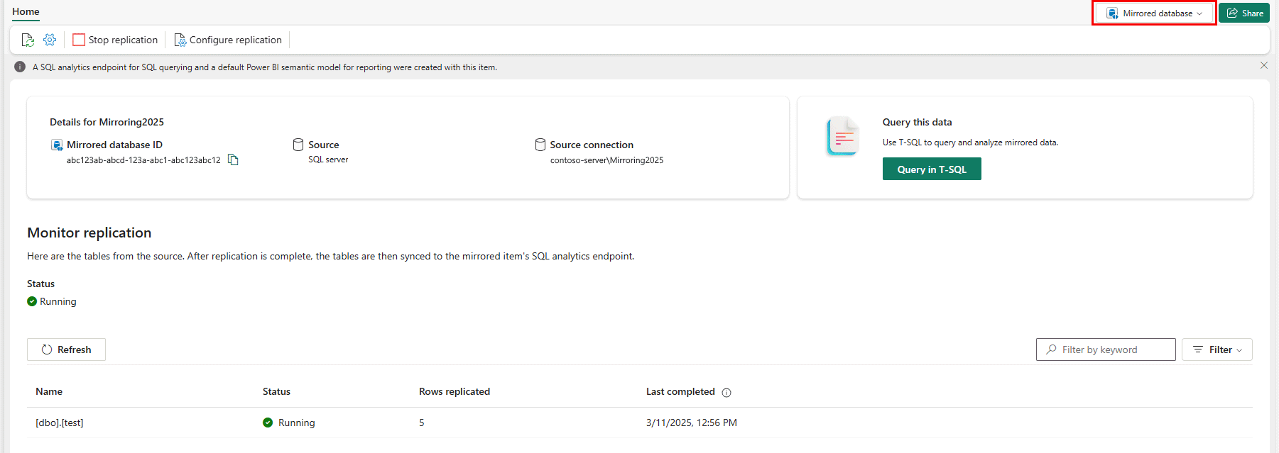 Skärmdump från Fabric-portalen som visar övervakningsstatusen för replikeringen av den nya speglade SQL Server-databasen.