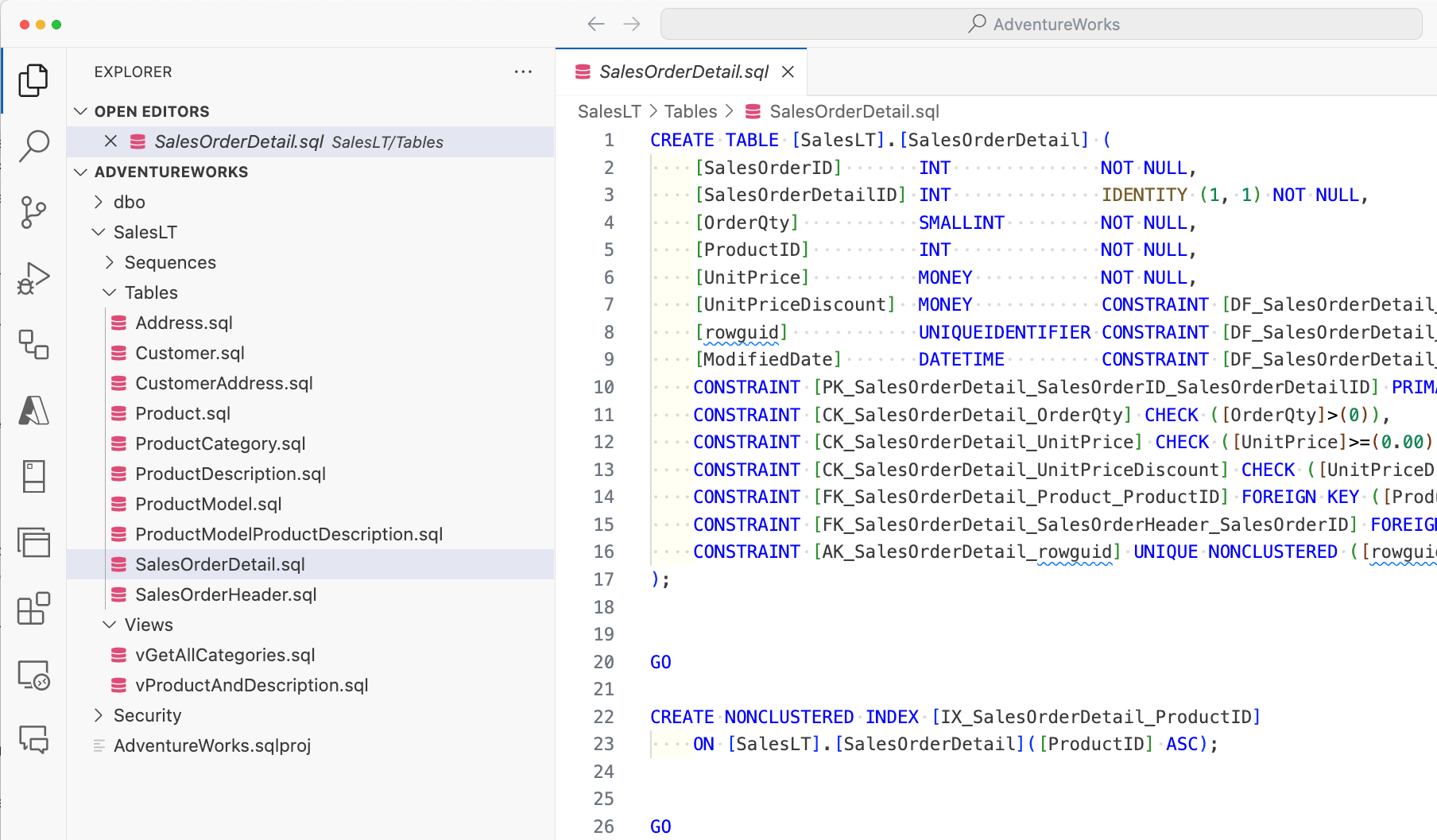 打开了 AdventureWorks SQL 项目的 VS Code 屏幕截图，其中显示了编辑器中的表。